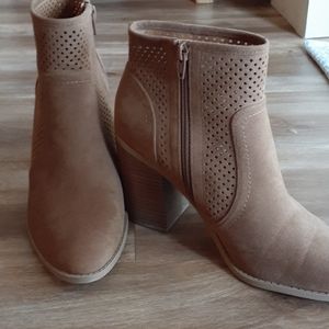 NWOT Universal Thread Tan Booties